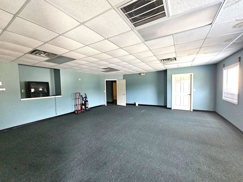 More Photos Of 425 S Lee St, Whiteville Office For Sale