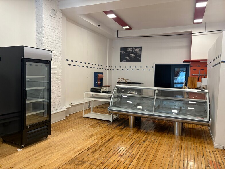 More Photos Of 1835-1841 Rue Ontario E, Montréal Storefront Retail Residential For Lease