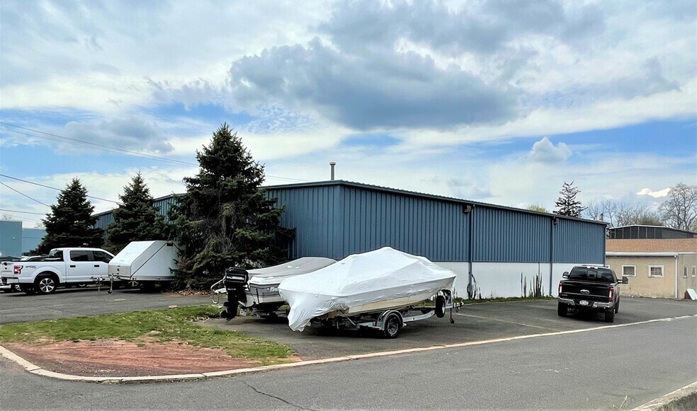 More Photos Of 101 Elm Ave, North Wales Showroom For Lease