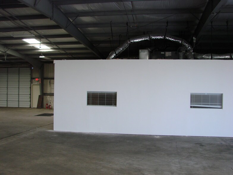 More Photos Of 9041 Wingtip Dr, Houston Warehouse For Lease