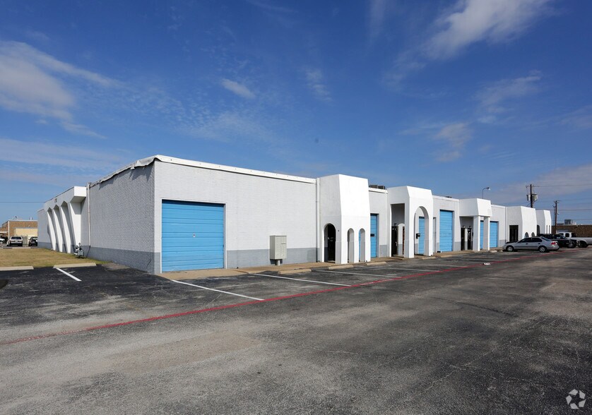 More Photos Of 2702 Industrial Ln, Garland Flex For Lease