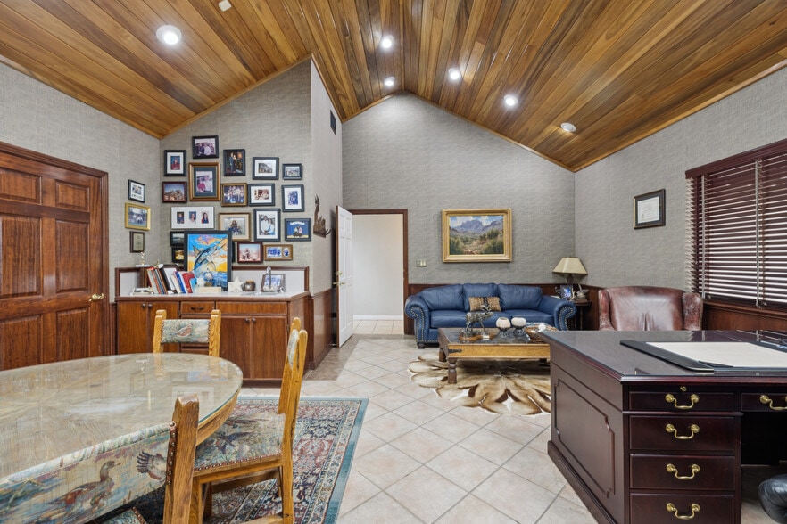 More Photos Of 24114 Blanco Rd, San Antonio Light Distribution For Sale