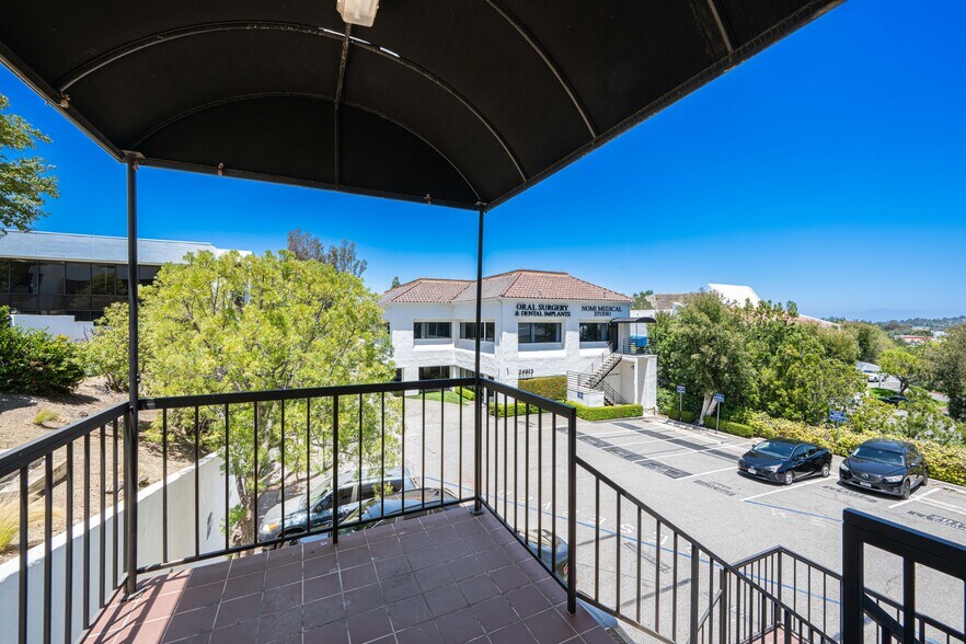 More Photos Of 24011 Ventura Blvd, Calabasas Medical For Lease
