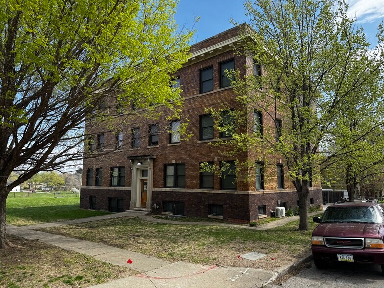 More Photos Of 933 18th St, Des Moines Apartments For Sale