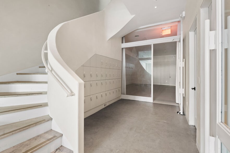 More Photos Of 109 W 17th St, New York Storefront Retail Office For Lease