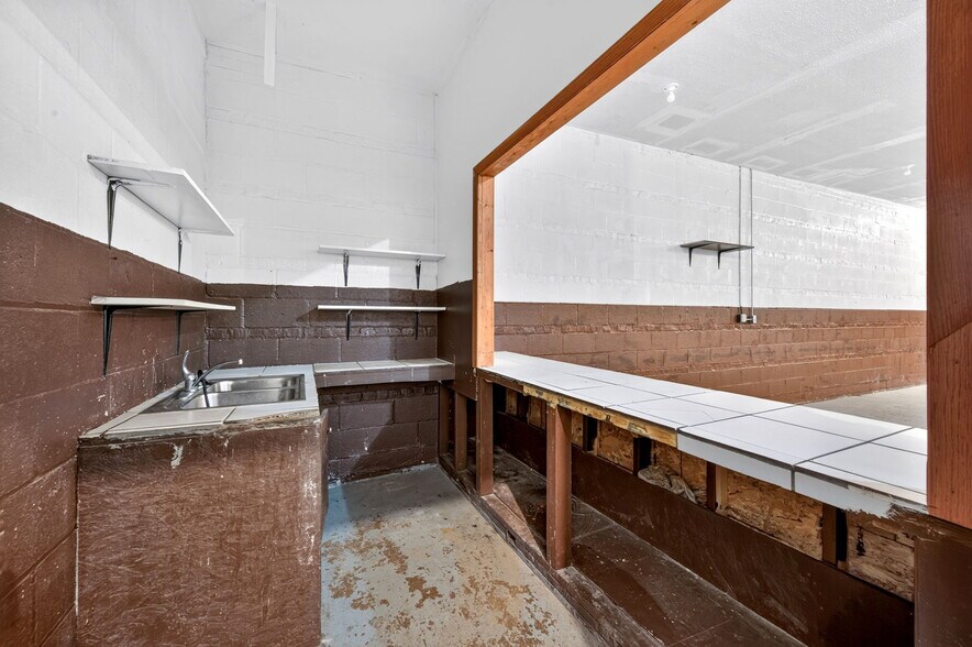 More Photos Of 7828 S Claremont Ave, Chicago Warehouse For Sale