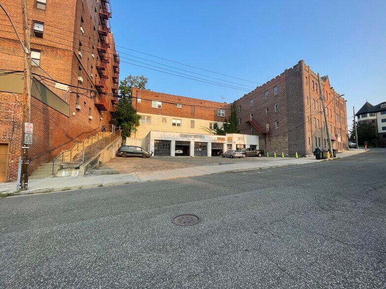 More Photos Of 20 Grayrock Rd, Scarsdale Light Manufacturing For Sale