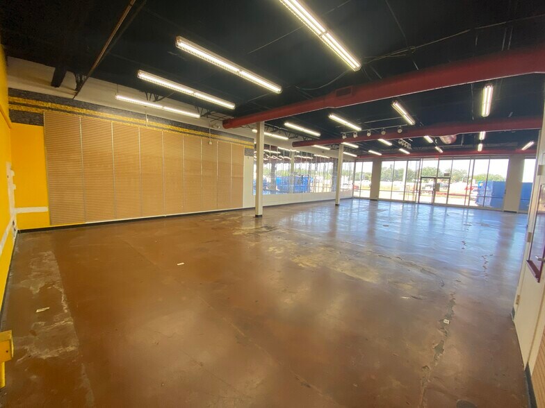 More Photos Of 10998 N I-45, Houston Unknown For Lease