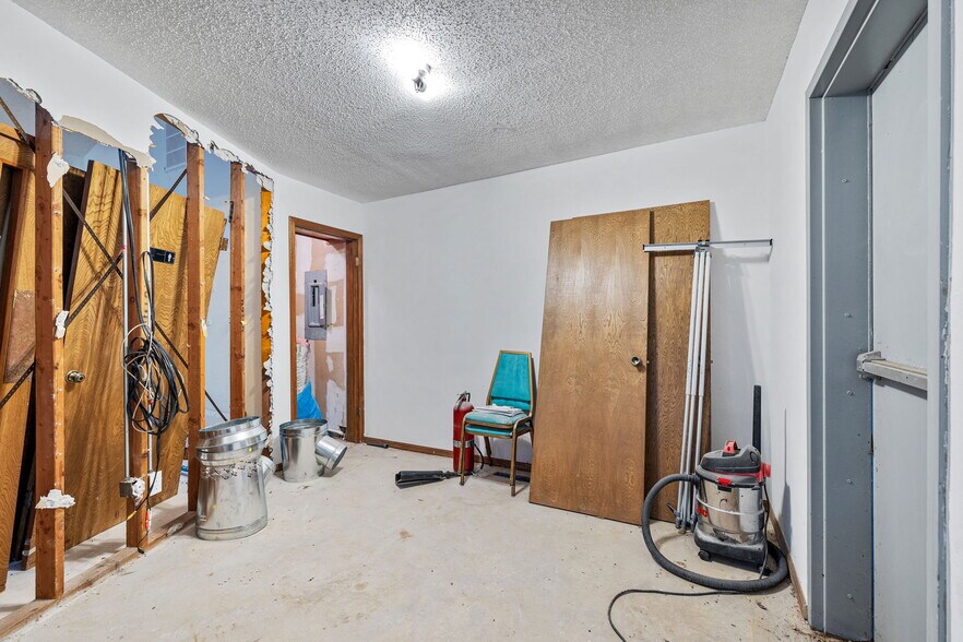 More Photos Of 115 N 8th St, Yukon Religious Facility For Sale