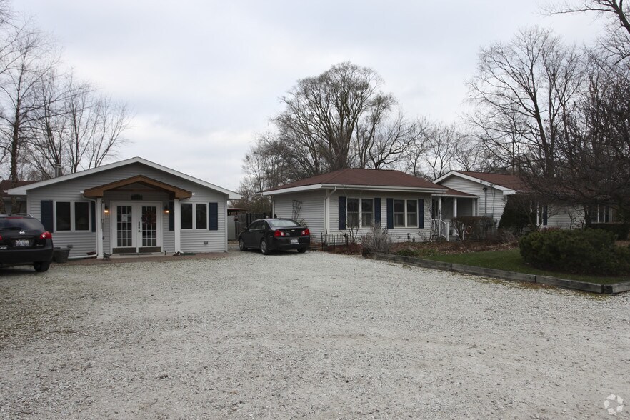 More Photos Of 4403 S Roberts Rd, Island Lake Veterinarian Kennel For Sale