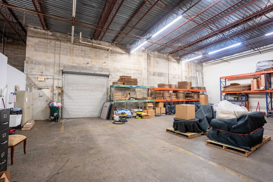 More Photos Of 5501-5519 Pioneer Park Blvd, Tampa Distribution For Lease