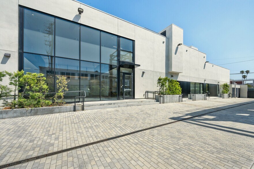 More Photos Of 940 N Highland Ave, Los Angeles Office For Lease