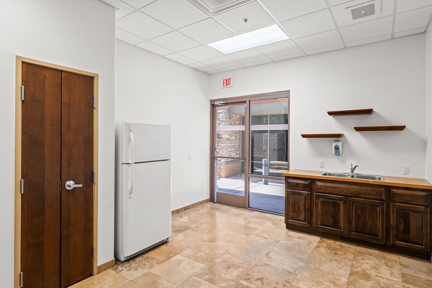 More Photos Of 7336 E Deer Valley Rd, Scottsdale Office For Sale