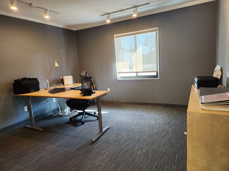 More Photos Of 4409 W El Prado Blvd, Tampa Office For Sale