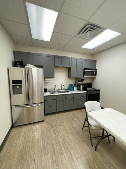 More Photos Of 1402 Bridgeview Dr, Port Allen Light Manufacturing For Sale