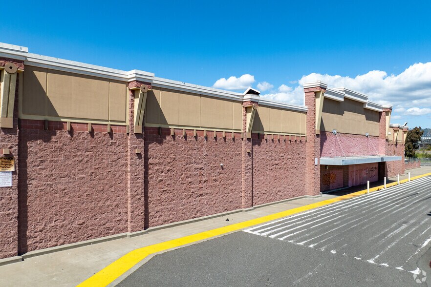 More Photos Of 8400 Edgewater Dr, Oakland Unknown For Lease