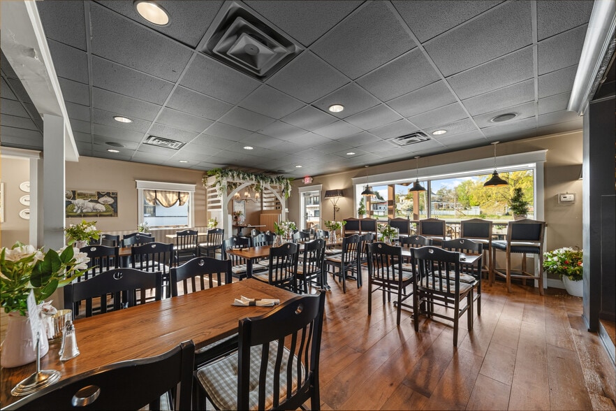 More Photos Of 320 W College St, Pulaski Fast Food For Sale