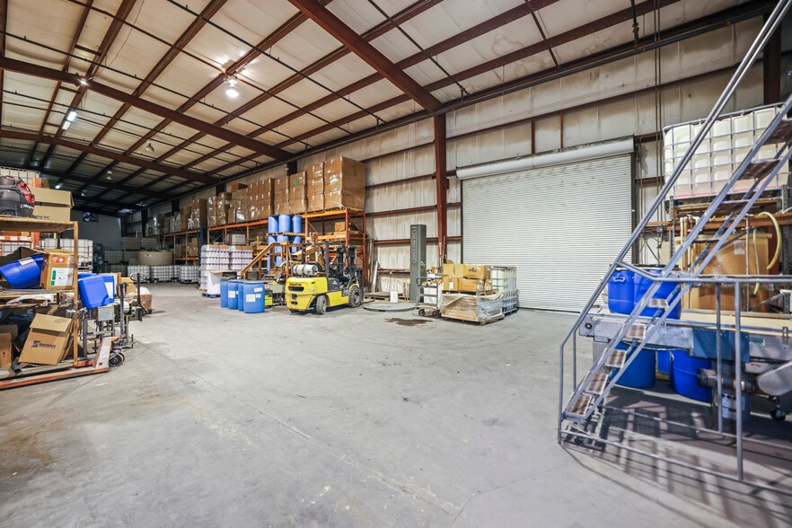 More Photos Of 1555 Sunshine Dr, Clearwater Warehouse For Sale