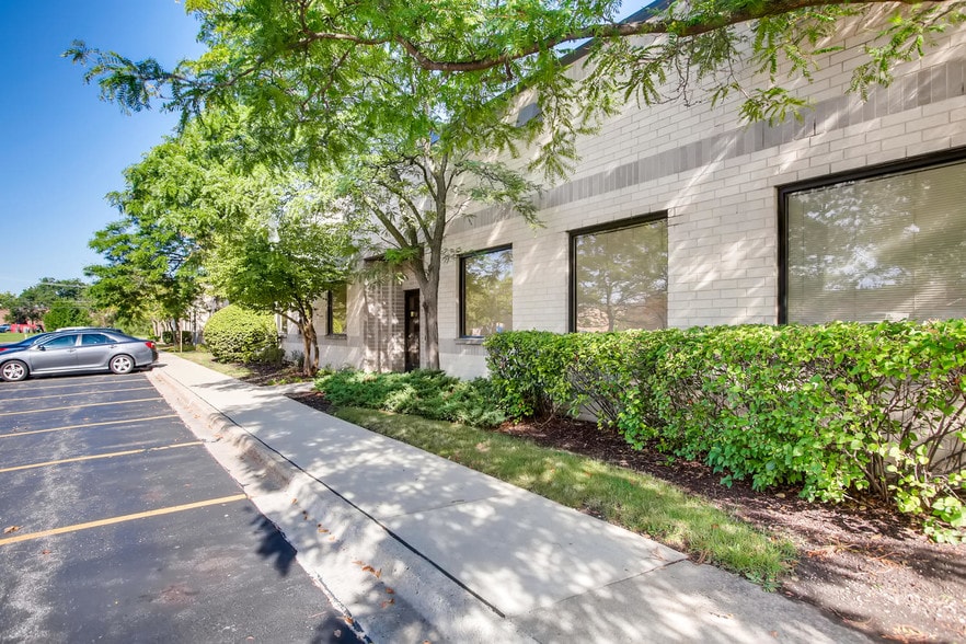 More Photos Of 1840-1864 S Elmhurst Rd, Mount Prospect Unknown For Lease