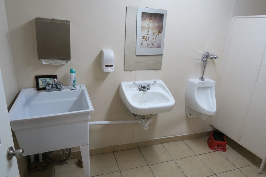 More Photos Of 6115 Skyline Dr, Houston Warehouse For Lease