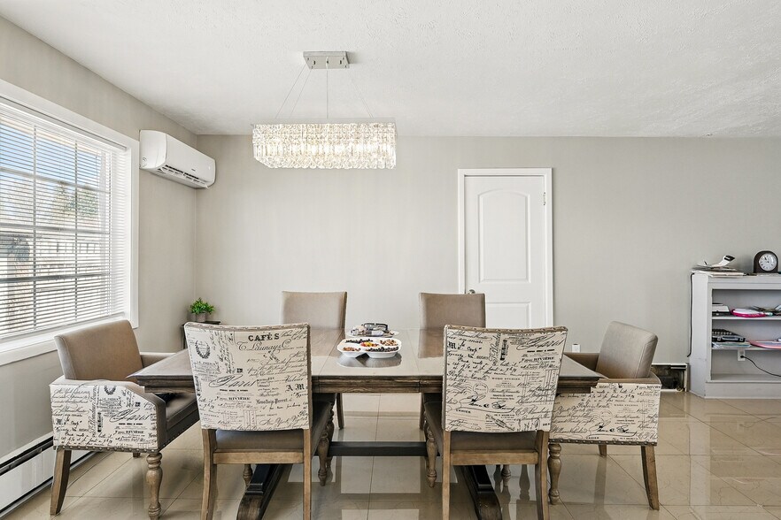 More Photos Of 91 E Main St, Bicknell Hotel For Sale