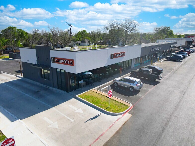 More Photos Of 713-725 W Henderson St, Cleburne General Retail For Sale