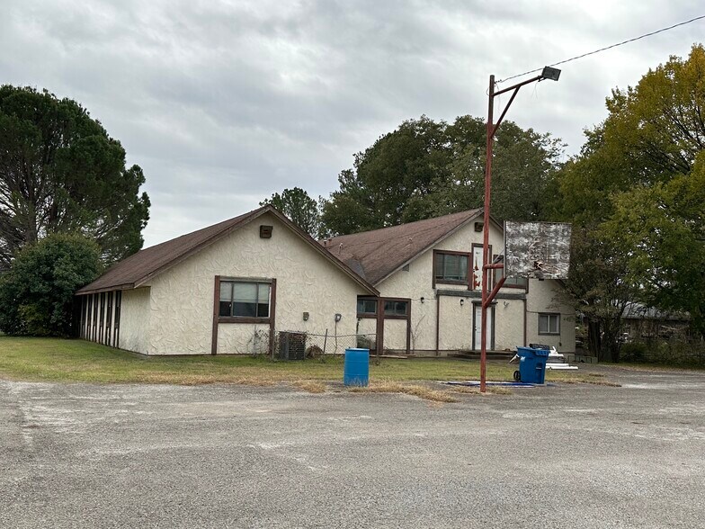 More Photos Of 1505 E Henderson St, Cleburne Office For Sale