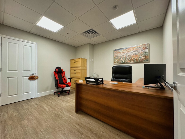 More Photos Of 3976 Destination Dr, Osprey Storefront For Sale