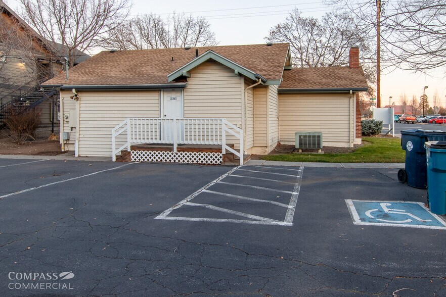 More Photos Of 207 NW 6th St, Redmond Medical For Sale