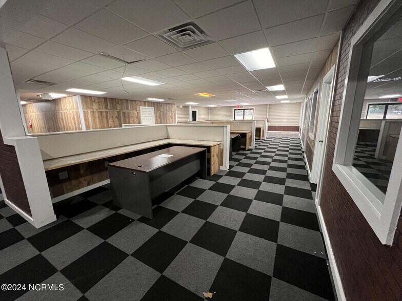 More Photos Of 709 1/2 Southwest Blvd, Clinton Warehouse For Lease