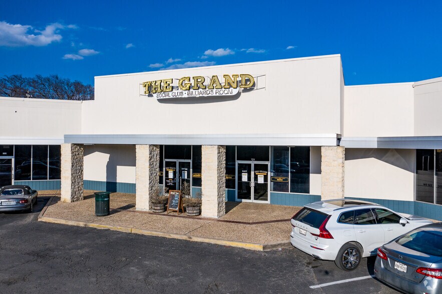 More Photos Of 4631 Airport Blvd, Austin Unknown For Lease