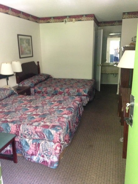 More Photos Of 1798 S Wilderness Rd, Mount Vernon Hotel For Sale