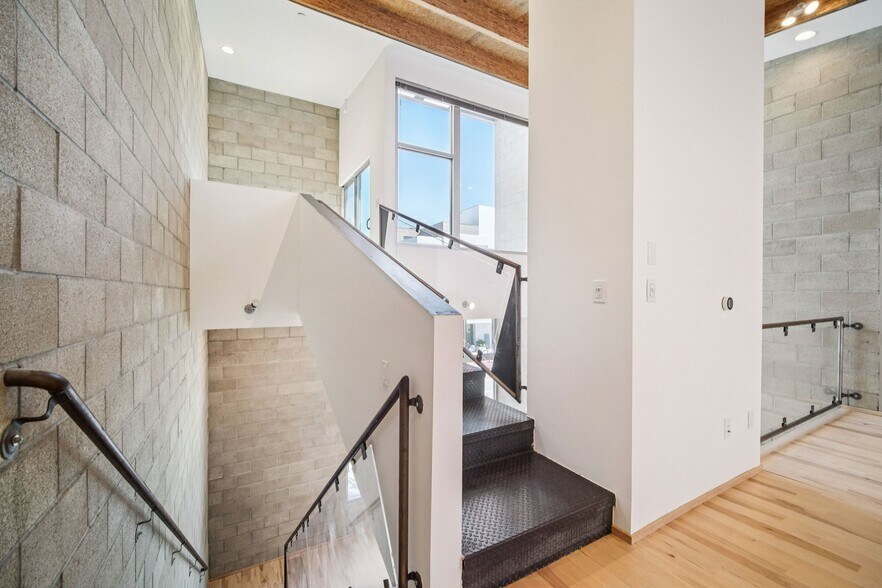 More Photos Of 717 N Highland Ave, Los Angeles Flex For Sale