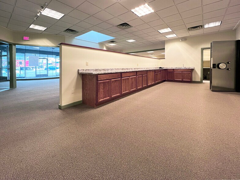 More Photos Of 35 Center St, Wolfeboro Storefront Retail Office For Lease