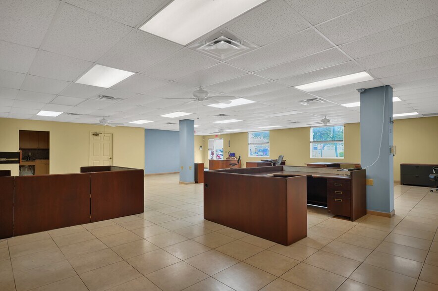 More Photos Of 917 NW 31st Ave, Pompano Beach Service For Sale