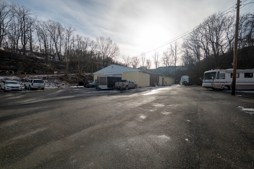 More Photos Of 400 Railroad St, Pittsburgh Warehouse For Lease