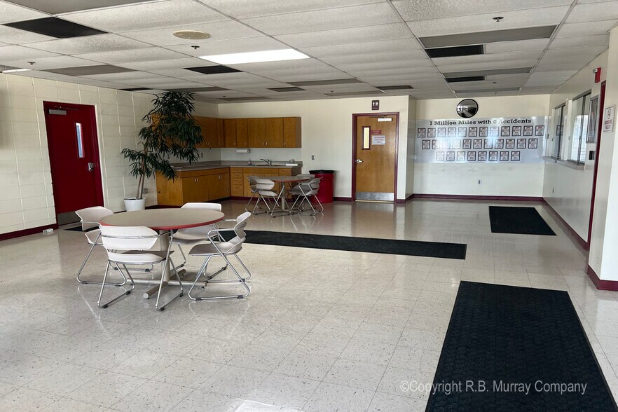 More Photos Of 2813 N Neergard Ave, Springfield Truck Terminal For Sale