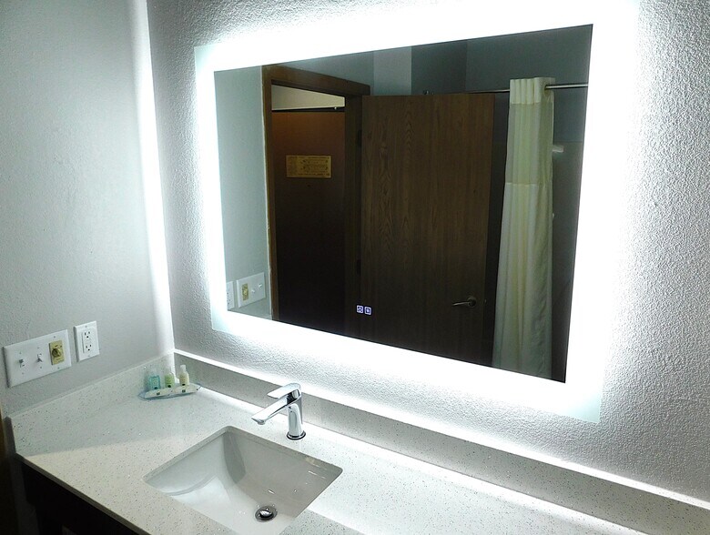 More Photos Of 1823 W Reynolds St, Pontiac Hotel For Sale