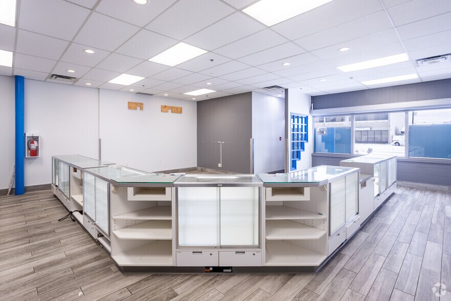 More Photos Of 10008-10022 167 St NW, Edmonton Showroom For Sale