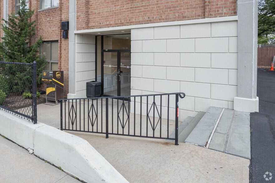 More Photos Of 33 Queens St, Syosset Loft Creative Space For Lease
