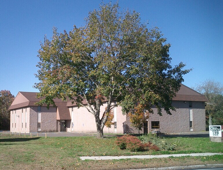 Primary Photo Of 198 State St, North Haven Service For Lease