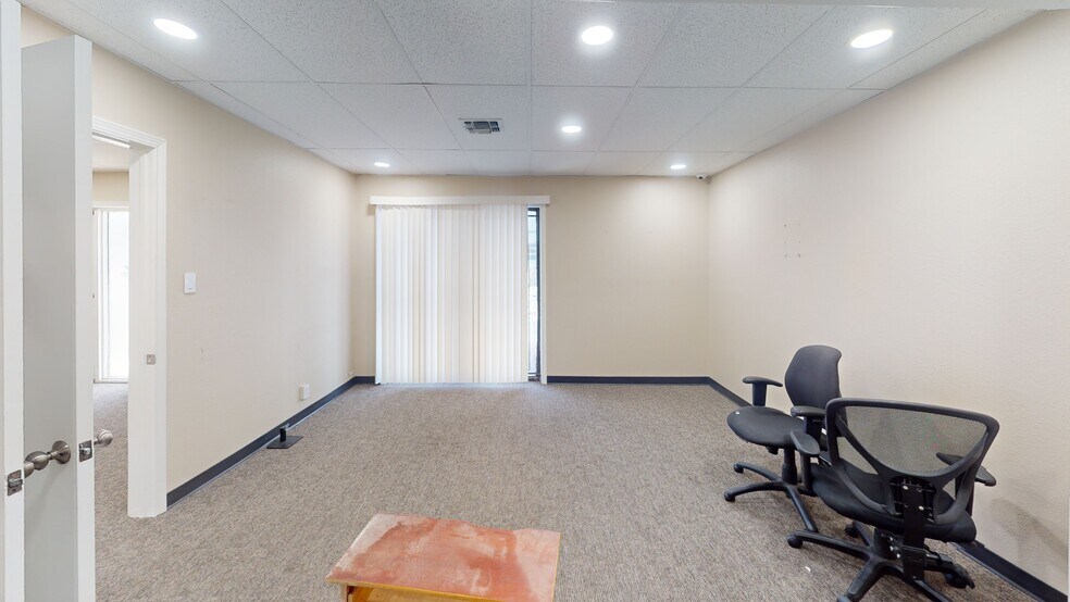 More Photos Of 10919-10927 Iota Dr, San Antonio Light Distribution For Lease