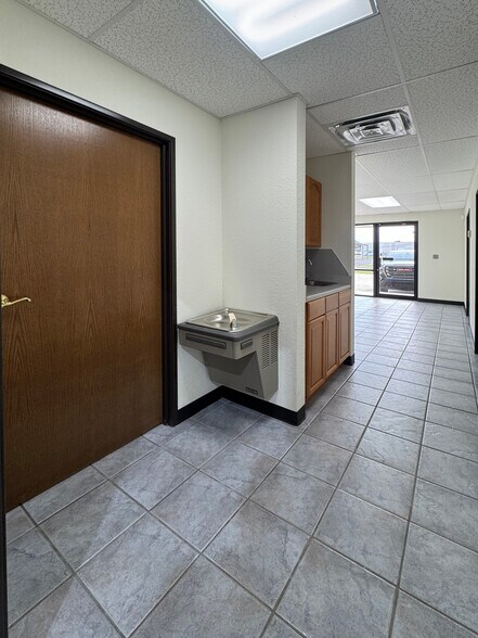 More Photos Of 2005 N Willow Ave, Broken Arrow Service For Lease