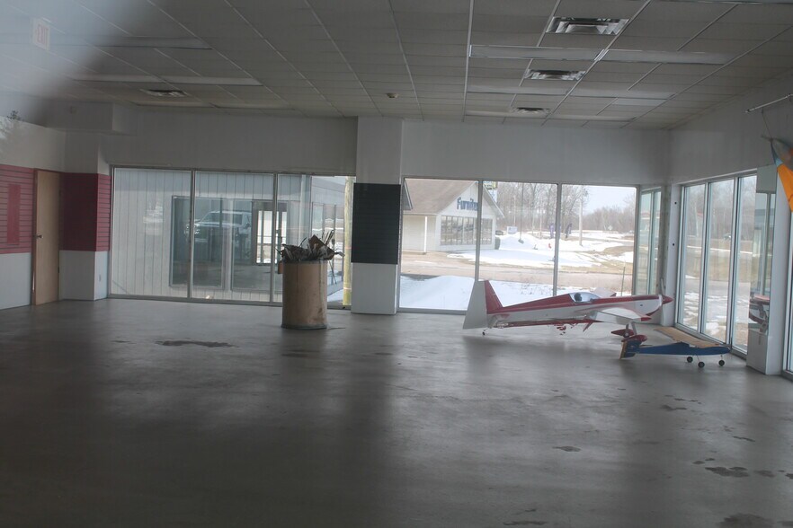 More Photos Of 2145 Sweets Dr, Carbondale Showroom For Sale