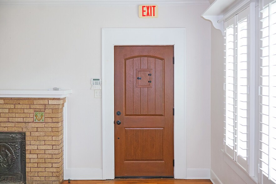 More Photos Of 1205 Main St, Garland Office For Lease