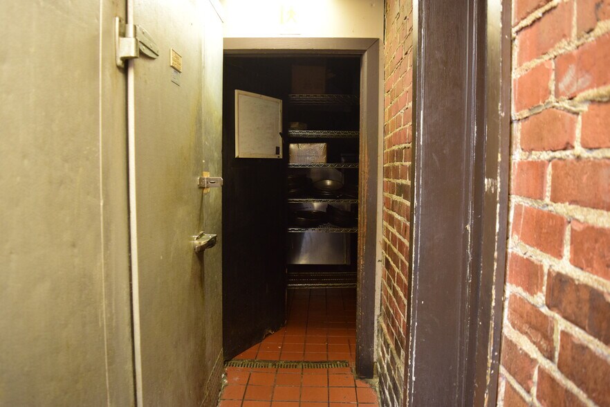 More Photos Of 309 W Congress St, Savannah Restaurant For Lease
