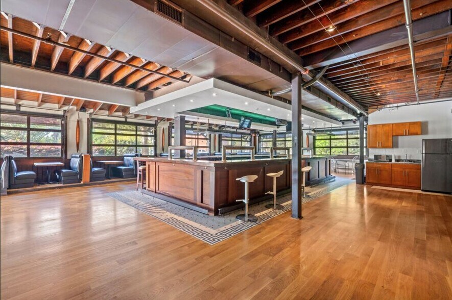 More Photos Of 1028 Johnnie Dodds Blvd, Mount Pleasant Restaurant For Lease