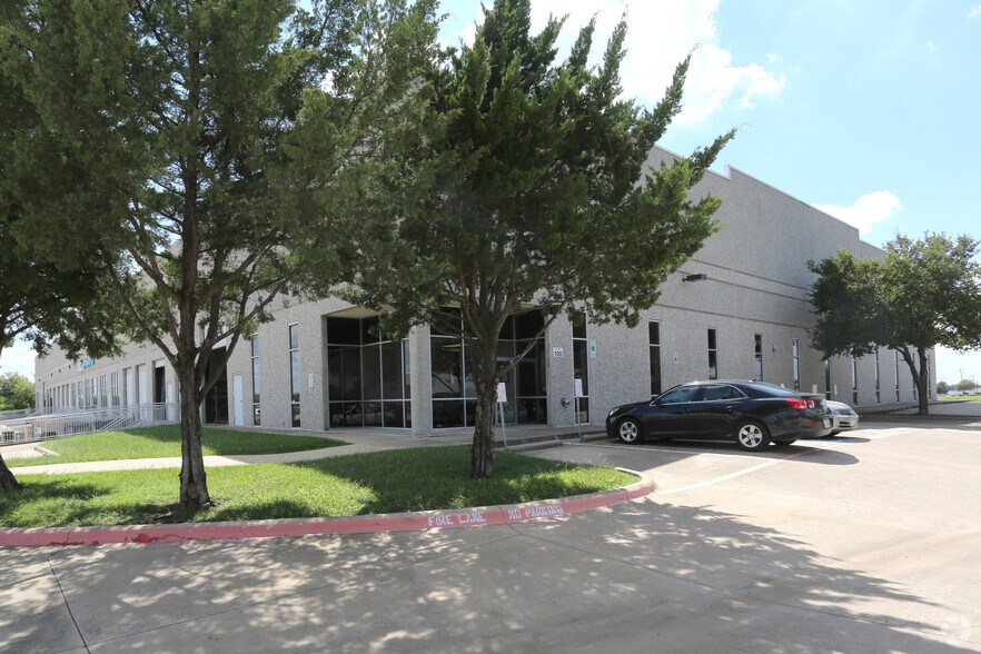 More Photos Of 1120 Eden Rd, Arlington Warehouse For Lease