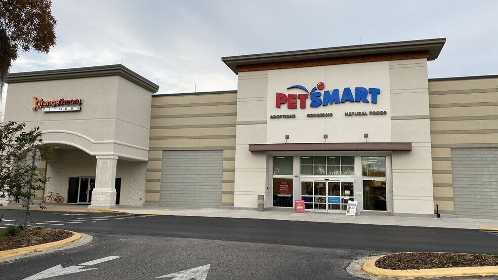 More Photos Of 3317 Lithia Pinecrest Rd, Valrico Unknown For Lease