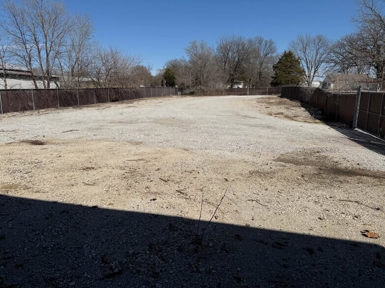 More Photos Of 1175 N Independence St, Harrisonville Warehouse For Lease